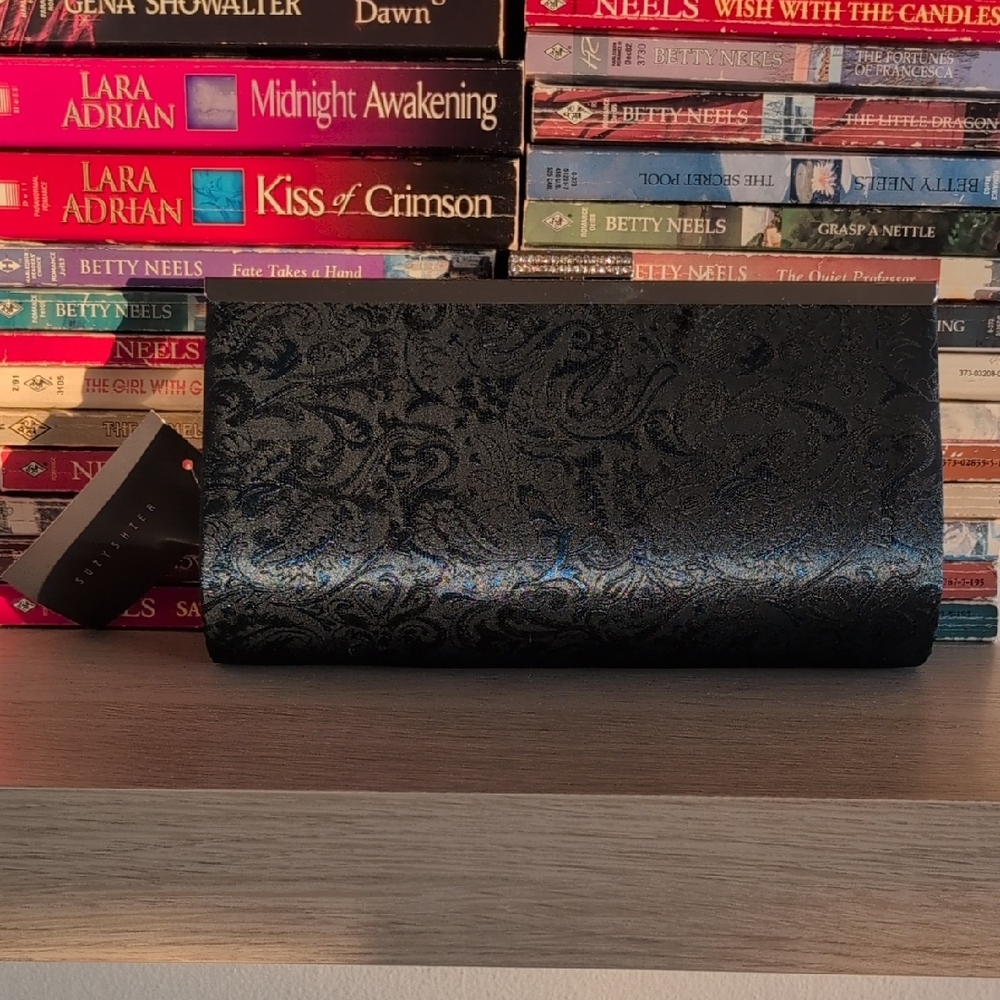 Suzy Shier Black Patterned Clutch